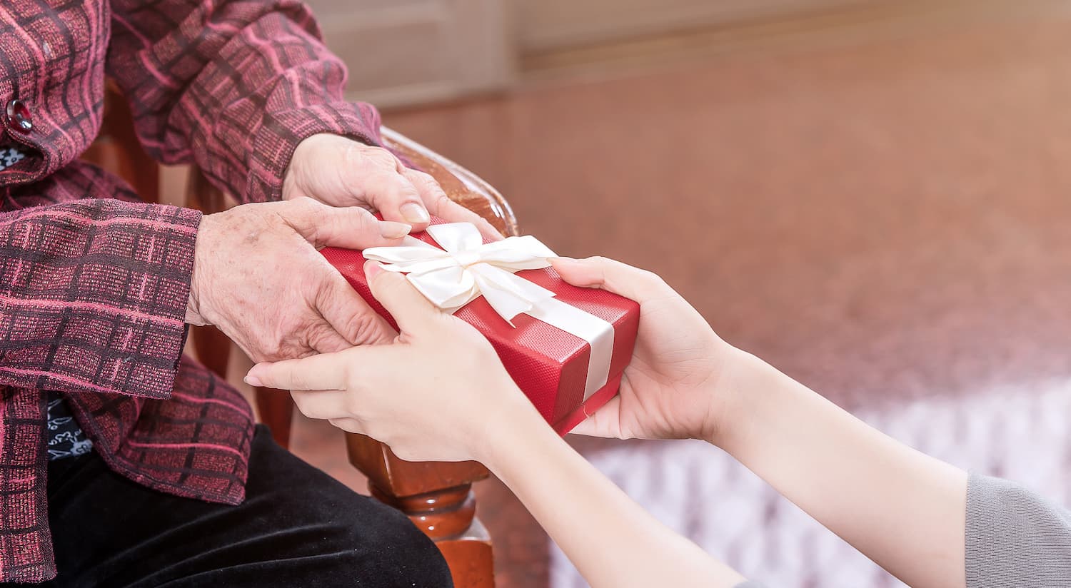 แนะนำ 10 ของขวัญให้ผู้ใหญ่ ซื้อของขวัญให้ผู้ใหญ่อะไรดี?