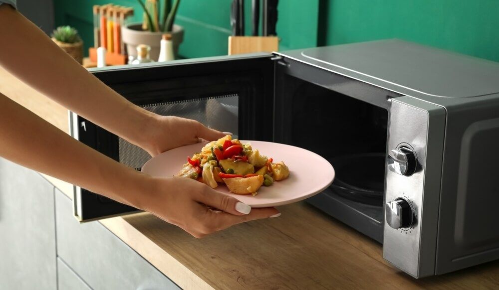 พ่อครัวแม่ครัวต้องรู้! จานชามแบบไหนควรไว้ให้ห่างไมโครเวฟ 