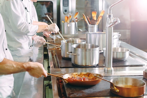 อุปกรณ์ครัวโรงแรม มีอะไรบ้าง? แนะนำการเลือกซื้อแบบมืออาชีพ