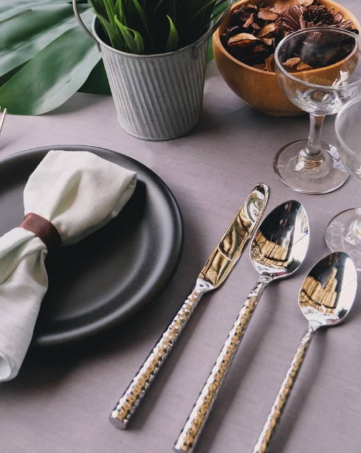 ความหมายของการวางช้อนบนโต๊ะอาหาร และวิธีการจัดวางช้อนส้อมบนโต๊ะอาหาร