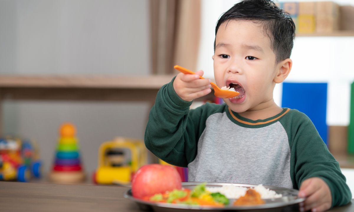 แนะนำ 5 วิธีเลือกช้อนส้อมสำหรับเด็กและ 3 วิธีฝึกลูกน้อยให้ใช้ช้อนส้อม